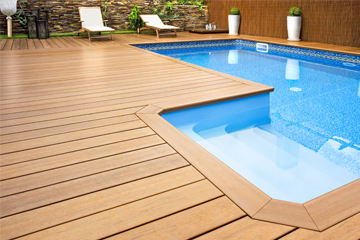 Blue swimming pool with wood flooring-Piscina madera